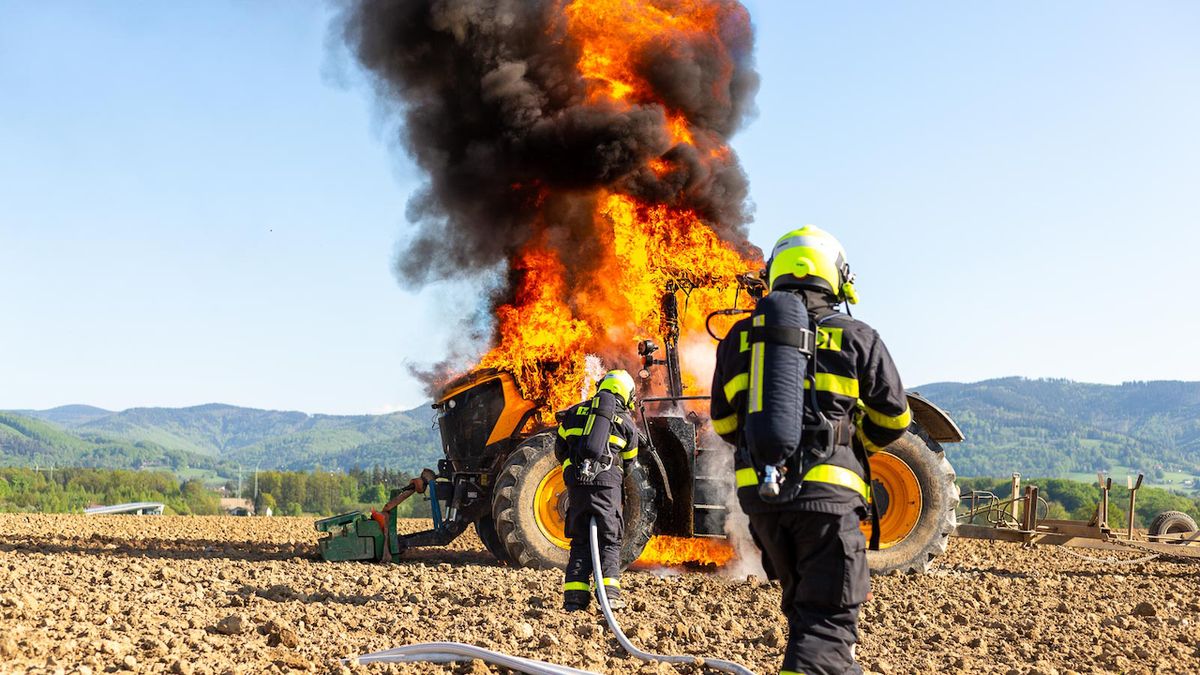 Na poli na Frýdecko-Místecku vzplál traktor, škoda pět milionů